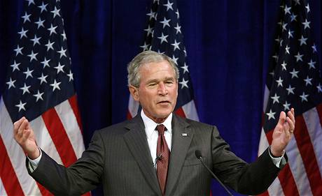 Nkdejí prezident George W. Bush málokdy opustí rodný Texas. Zde je na setkání podnikatel v pensylvánském mst Erie.