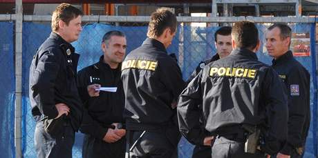 Policisté hlídkující ped místem srazu neonacist v Hodonín