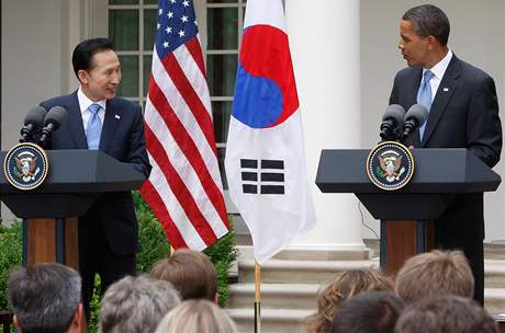 Barack Obama a jeho jihokorejský protjek I Mjong-bak na schzce ve Washingtonu (16. ervna 2009)