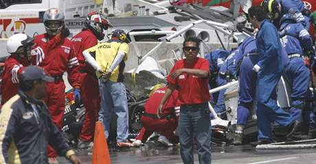 Mechanici a záchranái u zdemolovaného vozu Carlose Parda