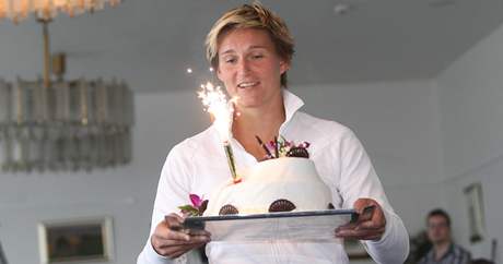 Barbora potáková nese dort pro Jana elezného k jeho narozeninám.