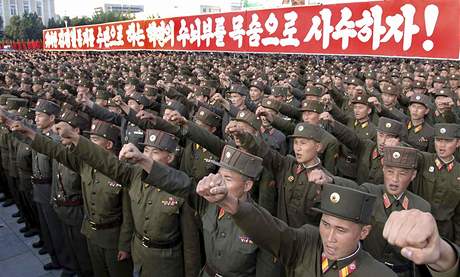 Desetitisíce Severokorejc se shromádily na námstí Kim Ir-sena v centru Pchjongjangu, aby vyjádily odpor proti novým sankcím OSN vi KLDR