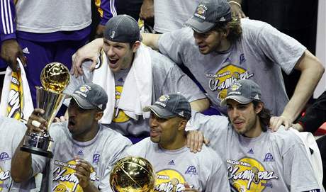 Los Angeles Lakers, ampioni NBA pro rok 2009: zleva Kobe Bryant, Luke Walton, Derek Fisher, Pau Gasol a Saa Vujai