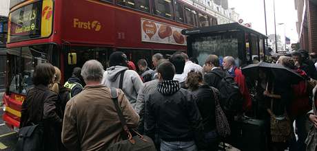 Kvli stávce londýnského metra stojí lidé dlouhé fronty na autobus. 11.6.2009