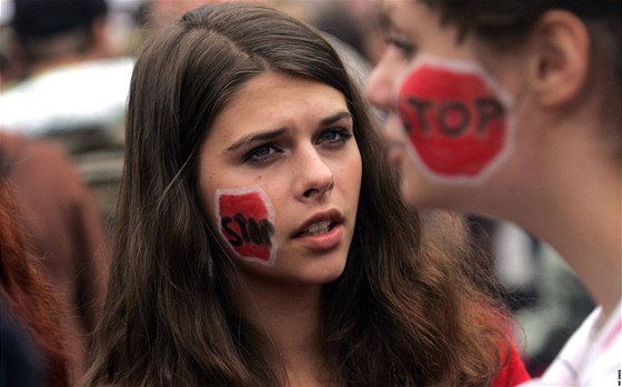 V ervnu se v Praze selo pes sedm tisíc student, aby protestovali proti státním maturitám