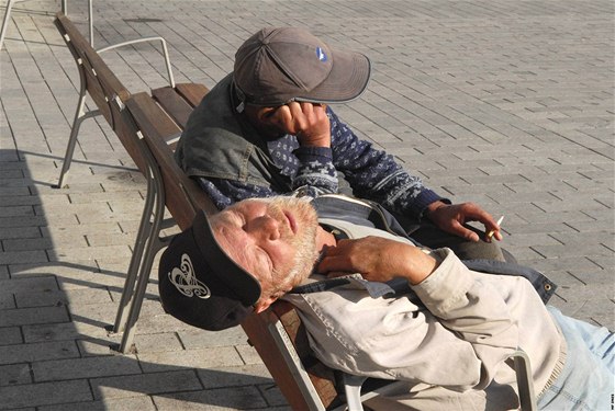 Bezdomovci okupují laviky na námstí Svobody a pilehlých ulicích Brna
