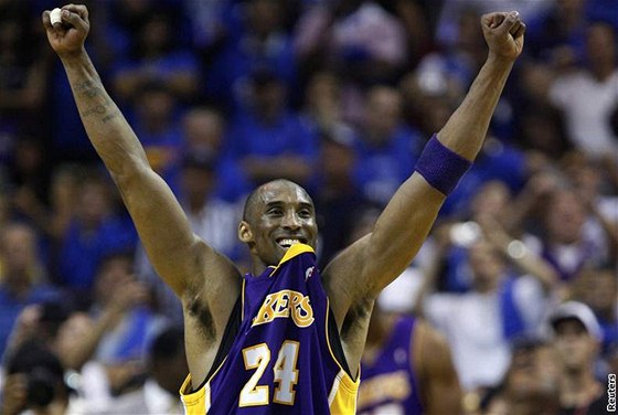 LA Lakers: Kobe Bryant - Kobe Bryant z Los Angeles Lakersve vítzném gestu.