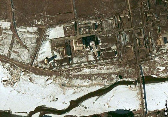 Satelitní snímek jaderného komplexu Jongbjon, kde KLDR zejm obohacuje uran