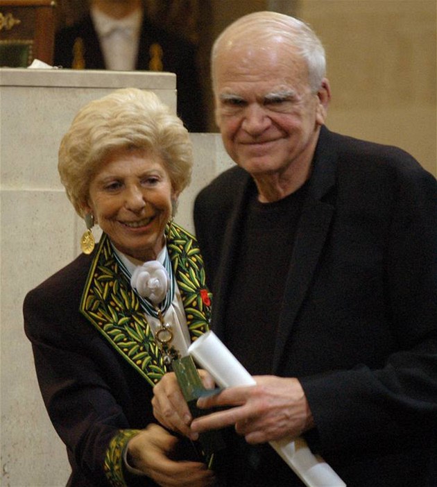 Spisovatel Milan Kundera převzal z rukou Hélene Carrereové d'Encausse prestižní Světovou cenu Nadace Simone a Cina Del Ducaových 