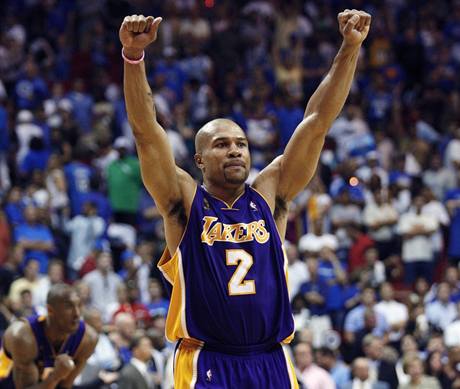 Orlando LA Lakers, hostujc  Derek Fisher a jeho vtzn gesto.