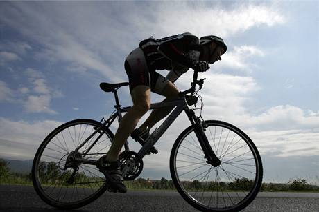 Hokejov brank Dominik Haek pi cyklistickm trninku.