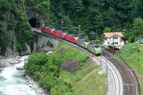 Lokomotivy se probj vysoko do hor. Tunel u obce Wassen.