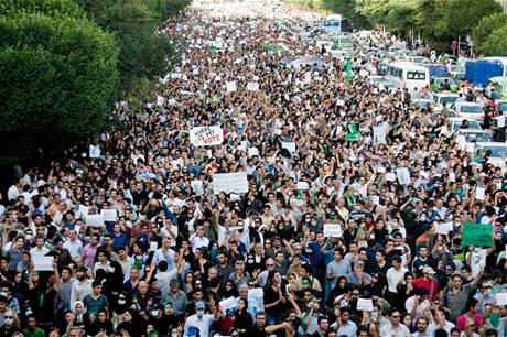 Desetitisce stoupenc Msvho uctilo v Tehernu pamtku osmi obt demonstrac. (18. ervna 2009)