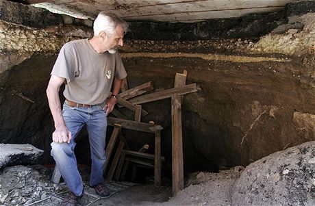 Archeolog Ji Svoboda ukazuje v Milovicch na Beclavsku msto, kde zborcen silnice odkryla sdlit lovc mamut (12. ervna 2009)