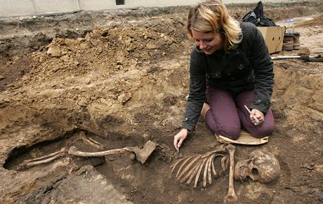 Archeolo�ka Anna Pankowská odkrývá kostru v Nám�ti na Hané.