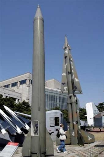 Seoul muzeum - vlevo raketa Scud-B, vpravo Nike-Hercules