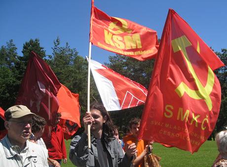 Komunistický průvod v Lidících 12. června 2009.