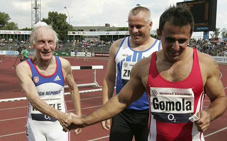 Po dobhu zvodu na 100 metr vetern. Zprava vtz Roman Gomola, stbrn Robert Zmlk a Antonn Kbele.