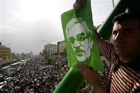 Demonstrac proti vsledkm voleb se v Tehernu zastnily desetitisce stoupenc Msvho (15. ervna 2009)