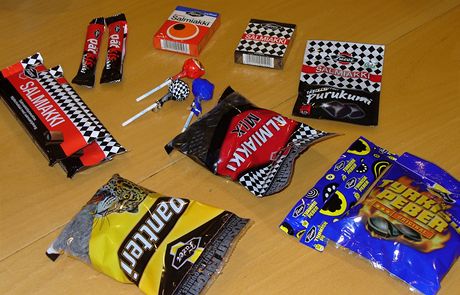 Salmiakki je ve Finsku k dostání jako pastilky, tyčinky, čokoláda, žvýkačky i jako lízátka