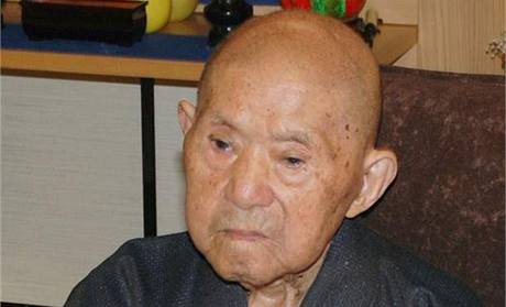 Nejstarší muž světa Japonec Tomodži Tanabe zemřel ve věku 113. let.