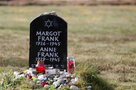 Pamtnk Anne Frankov a jej sestry Margot, kter zemely v koncentranm tboe v Bergen-Belsenu.