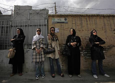 rnky ped volebn mstnost v Tehernu (12. ervna 2009)