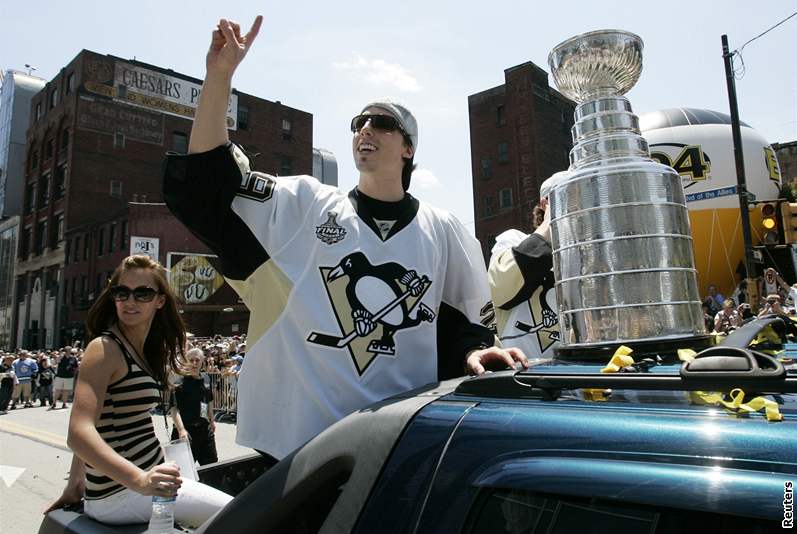 Triumfální jízdu Pittsburghem si uívají branká Marc-Andre Fleury (vlevo) a Sidney Crosby