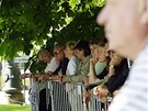 Lidé ekají na veejnou ást posledního rozlouení s Waldemarem Matukou na ofín (18. ervna 2009)