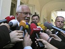 Václav Klaus - poslední rozlouení s Waldemarem Matukou na ofín (18. ervna 2009)