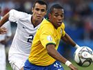 Brazílie - USA: brazilský fotbalista  Robinho (vpravo) v souboji s Jonathanem Bornnsteinem. 