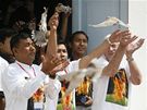 Píznivci Su ij vypoutjí pi oslav jejích narozenin holubice míru