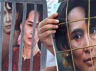 Thajtí protestující drí v rukou portréty Su ij
