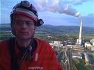 "Dosáhli jsme mety 130 metr a mííme na úplný vrchol komína," stojí v popisku u této fotky na stránkách Greenpeace.