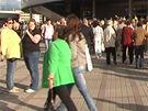 Davy lidí ekají na vstup do O2 Areny na koncert k 70. narozeninám Karla Gotta