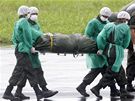 Záchranái na ostrovech Fernando do Noronha penáejí ostatky pasaéra z airbusu nalezené v Atlantiku (10. ervna 2009)