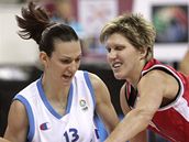 Afroditi Kosmaová(uprost�ed) se sna�í projít p�es �eskou obranu