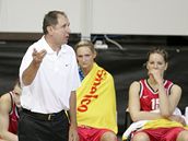 �esko - �ecko: smutná �eská lavi�ka a kou� Veverka (v pop�edí)