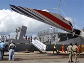 Vykldn trosek ze ztracenho airbusu Air France v pstavu v Recife (14. ervna 2009)