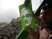 Demonstrací proti výsledkům voleb se v Teheránu zúčastnily desetitisíce stoupenců Músávího (15. června 2009)