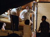 Ostatky obt havrie airbusu byly pevezeny do brazilskho Recife, kde se podrob testm DNA. (11. ervna 2009)