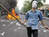 Protesty Musávího příznivců po oznámení výsledků íránských prezidentských voleb, ve kterých vyhrál současný prezident Mahmúd Ahmadínežád (13. června 2009)