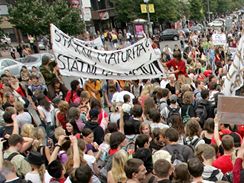 V Praze protestovali studenti proti st�tn�m maturit�m (19.6.2009)