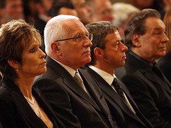 Olga Matukov, Vclav Klaus, Pavel Bm, Karel Gott - posledn rozlouen s Waldemarem Matukou na ofn (18. ervna 2009)