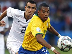 Braz�lie - USA: brazilsk� fotbalista  Robinho (vpravo) v souboji s Jonathanem Bornnsteinem. 
