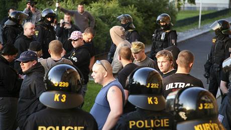 Osmdesát pravicových radikál se v Karlových Varech stetlo s policí. (10. ervna 2009)