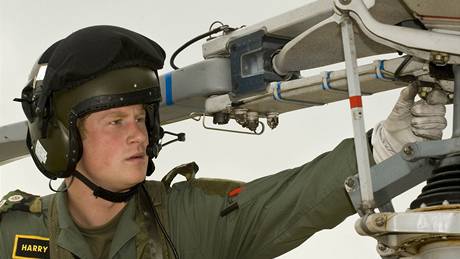 Britský princ Harry v leteckém výcvikovém stedisku Shawbury (19. ervna 2009)