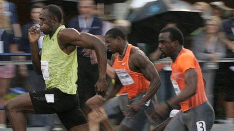 Usain Bolt (vlevo) na mítinku v Torontu.