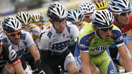 Roman Kreuziger (v zeleném) v �ele pelotonu b�hem sedmé etapy závodu Kolem �výcarska.