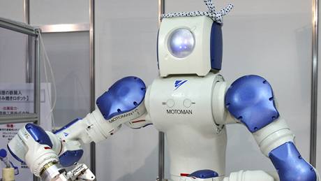 Robot na demonstraci kucha�ského um�ní stroj� p�ipravuje japonský pokrm okonomiyaki.